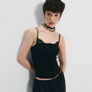 Gorsetowy top z koronkowym wykończeniem i haftkami czarny House