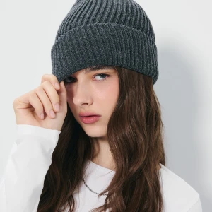 Grafitowa czapka beanie z podwiniętym brzegiem House