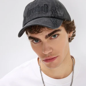 Grafitowa czapka z daszkiem i haftem Treshold House