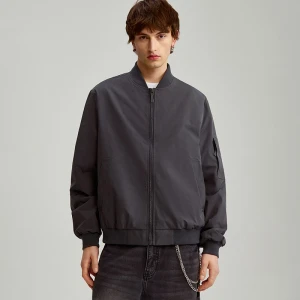 Grafitowa kurtka bomber z kieszenią na rękawie House