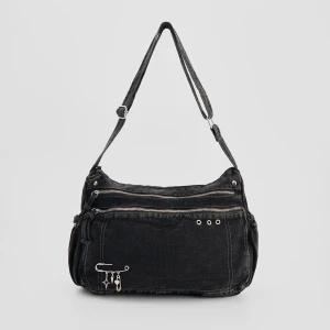 Grafitowa torebka jeansowa z ozdobną agrafką House