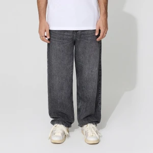 Grafitowe jeansy baggy fit skater z efektem sprania House