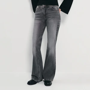 Grafitowe jeansy bootcut z niskim stanem House