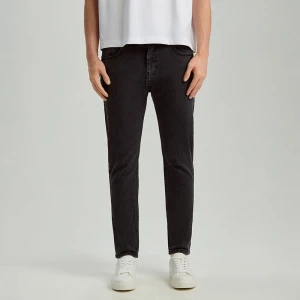 Grafitowe jeansy carrot fit House