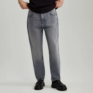 Grafitowe jeansy carrot fit z efektem sprania House