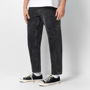 Grafitowe jeansy carrot fit z marmurkowym efektem sprania House