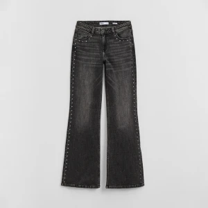 Grafitowe jeansy dzwony bootcut z nitami House