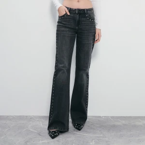 Grafitowe jeansy dzwony bootcut z nitami House