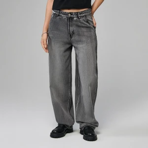 Grafitowe jeansy skater fit z wysokim stanem i przetarciami House