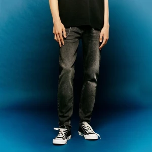 Grafitowe jeansy slim fit z efektem sprania House