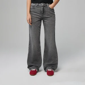 Grafitowe jeansy straight fit hight waist House