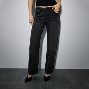 Grafitowe jeansy straight fit z kryształkami i efektem sprania House