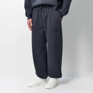 Grafitowe spodnie dresowe baggy z małym haftem w stylu graffiti House