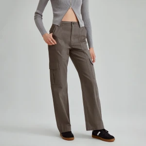 Grafitowe spodnie straight fit z kieszeniami cargo House