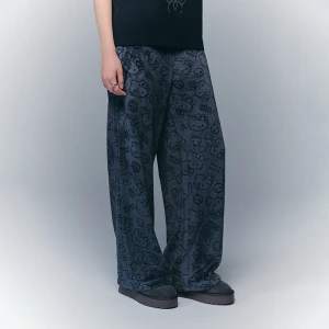 Grafitowe spodnie straight fit ze wzór Hello Kitty z czaszkami House