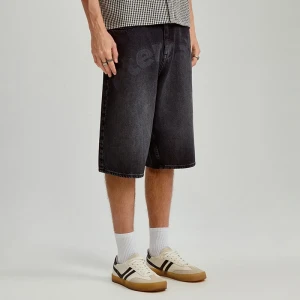 Grafitowe szorty jeansowe typu skater z aplikacją ETERNAL House