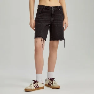 Grafitowe szorty jeansowe z postrzępionymi nogawkami House