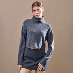 Grafitowy krótki sweter z golfem House