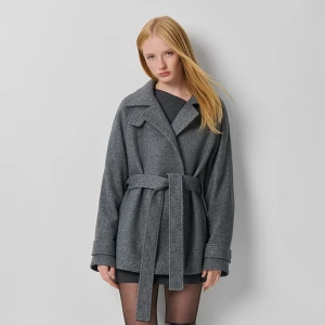 Grafitowy płaszcz ze stójką i paskiem House