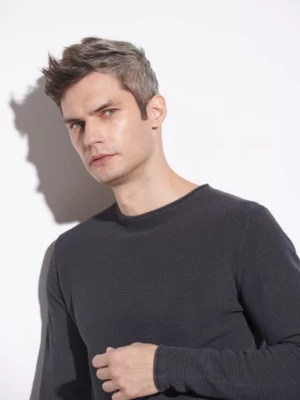 Grafitowy sweter męski basic OCHNIK