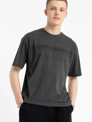 Grafitowy t-shirt z autorską grafiką z przodu Reporter