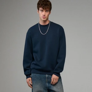 Granatowa bluza crewneck z małym haftem House