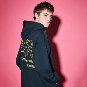 Granatowa bluza z kapturem i nadrukiem z lwem House