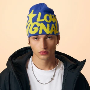 Granatowa czapka beanie z napisem Low Signal w stylu graffiti House