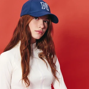 Granatowa czapka z daszkiem i haftem litery N House