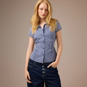 Granatowa koszula w kratkę z krótkim rękawem i wiązaniem na tyle House