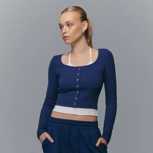 Granatowa koszulka z długim rękawem i białą wstawką House