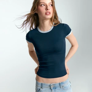 Granatowa koszulka z jasnoniebieskimi lamówkami i okrągłym dekoltem House