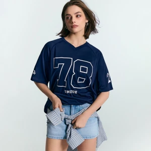 Granatowa koszulka z nadrukiem 78 w stylu sportowym House