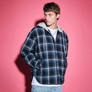 Granatowa kurtka koszulowa w granatową kratę z kapturem House