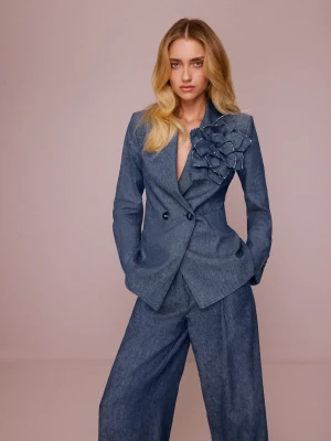 Granatowa marynarka z lnu i bawełny z ozdobnym kwiatem TARANKO