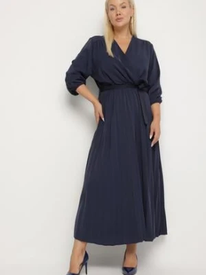 Granatowa Plisowana Sukienka Maxi z Kopertowym Dekoltem i Wiązaniem w Talii Lariah