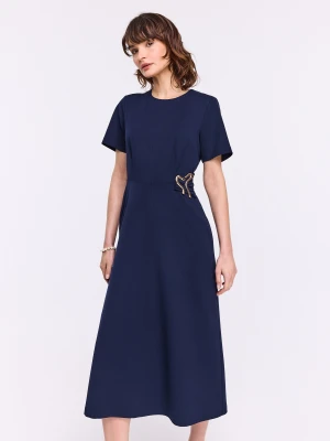 Granatowa rozkloszowana sukienka z ozdobną sprzączką TARANKO