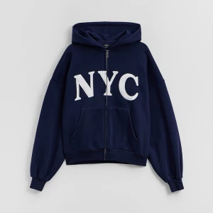 Granatowa rozpinana bluza z kapturem i napisem NYC House