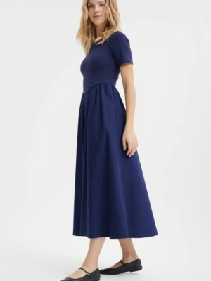 Granatowa sukienka midi z zaznaczoną talią Greenpoint