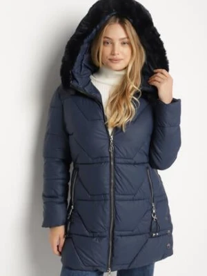 Granatowa Taliowana Kurtka z Pikowanymi Przeszyciami i Kapturem z Futrem Avileria swest