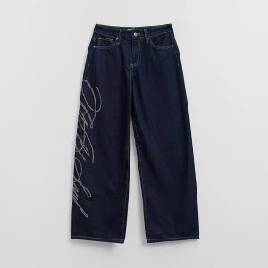 Granatowe jeansy baggy fit z napisem z dżetów House niebieski