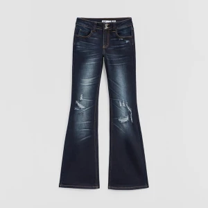 Granatowe jeansy bootcut z ozdobnymi kieszeniami House