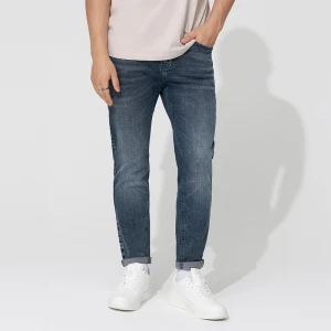 Granatowe jeansy carrot fit z dodatkiem elastanu i efektem sprania House