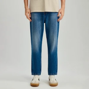 Granatowe jeansy carrot fit z przetarciami House