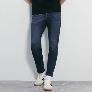 Granatowe jeansy carrot slim fit z elastycznej tkaniny House