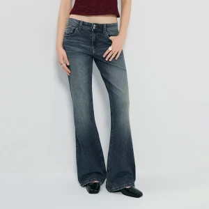 Granatowe jeansy dzwony bootcut low waist z kryształkami na kieszeniach Y2K House