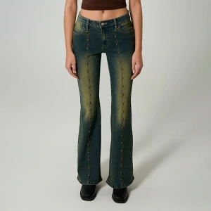 Granatowe jeansy dzwony bootcut z niskim stanem z ćwiekami House