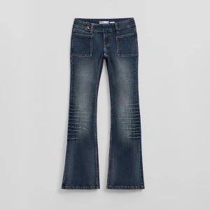 Granatowe jeansy o kroju bootcut z efektem zagnieceń House
