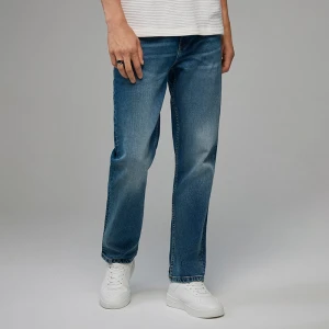 Granatowe jeansy straight fit z przetarciami House