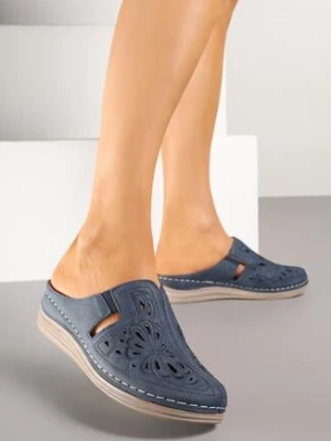 Granatowe Klapki na Koturnie z Ażurowym Wzorem Teladora gogo gogo